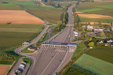 Luftaufnahme von Autobahnmautstelle A4 Hochfelden   Sanef Service in Schwindratzheim im Bundesland Bas-Rhin, Frankreich