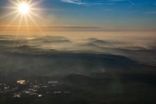 Kraichgau im Morgendunst in Knittlingen im Bundesland Baden-Württemberg, Deutschland