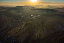 Im Morgendunst von Westen in Knittlingen im Bundesland Baden-Württemberg, Deutschland