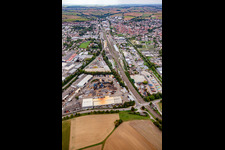 Bahnlinie durchtrennt Eppingen im Bundesland Baden-Württemberg, Deutschland