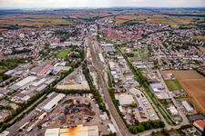 Luftbild von Bahnlinie durchtrennt Eppingen im Bundesland Baden-Württemberg, Deutschland