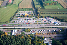 Autobahn Raststätte an der Verkehrsführung und den Fahrtrichtungen der BAB RENCHTAL in Appenweier im Ortsteil Urloffen im Bundesland Baden-Württemberg, Deutschland