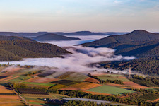 Wieslautertal unter Morgennebeldecke im Ortsteil Weiler in Wissembourg im Bundesland Bas-Rhin, Frankreich