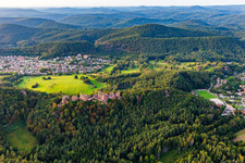 Luftbild von Burgenmassiv Altdahn mit den Burgruinen Grafendahn und Tanstein in Dahn im Bundesland Rheinland-Pfalz, Deutschland