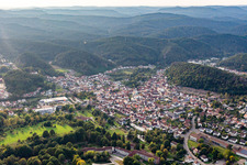 Schlossstraße von Osten in Dahn im Bundesland Rheinland-Pfalz, Deutschland