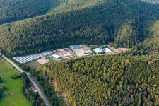 Frank Korbwarenfabrik GmbH & Co. KG und  Schwarz Zimmerei und Dachdeckerei GmbH hinter dem Galgenfelsen in Dahn im Bundesland Rheinland-Pfalz, Deutschland