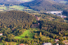 Luftaufnahme von Ehrenfriedhof Dahn mit   Michaels Kapelle Dahn und Aussichtspunkt Hochstein im Bundesland Rheinland-Pfalz, Deutschland