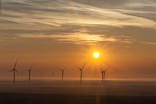 Sonnenaufgang am Windpark Freckenfeld im Bundesland Rheinland-Pfalz, Deutschland