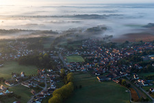 Riedseltz von Norden im Morgendunst im Bundesland Bas-Rhin, Frankreich
