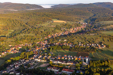 Morgennebel bedecken die Täler der Nord-Vogesen bei Niederbronn in Langensoultzbach im Bundesland Bas-Rhin, Frankreich