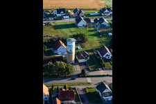 Wasserturm mit Gemälde in Schœnenbourg im Bundesland Bas-Rhin, Frankreich