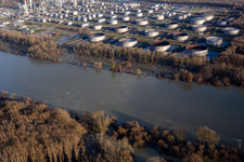 Luftbild von Überflutung des Tanklagers der MiRO Karlsruhe beim Rhein-Hochwasser im Ortsteil Knielingen im Bundesland Baden-Württemberg, Deutschland