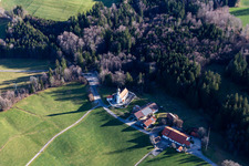 Luftaufnahme von St. Johann Babtist im Ortsteil Oberfischbach in Wackersberg im Bundesland Bayern, Deutschland
