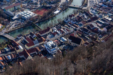 Luftbild von Altstadt mit St. Andreas Kirche Obermarkt am Loisachufer mit Sebastiani-Steg, Andreasbrücke in Wolfratshausen im Bundesland Bayern, Deutschland