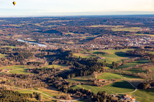 Heissluftballon über dem Isartal in Bad Tölz im Bundesland Bayern, Deutschland