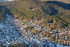 Das Dornröschen der Pfalz im Winter bei Schnee in Dörrenbach im Bundesland Rheinland-Pfalz, Deutschland von oben