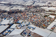 Ingenheim von Südosten bei Winter im Schnee in Billigheim-Ingenheim im Bundesland Rheinland-Pfalz, Deutschland