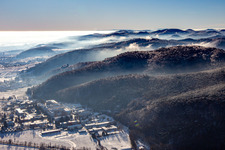 Luftbild von Pfalzklinik Landeck von Nordwesten bei Winter im Schnee in Klingenmünster im Bundesland Rheinland-Pfalz, Deutschland