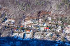 Slevogtstraße im Winter bei Schnee in Leinsweiler im Bundesland Rheinland-Pfalz, Deutschland