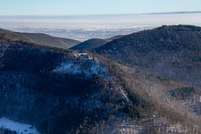 Burgruine Neuscharfeneck aus Nordwesten im Winter bei Schnee in Flemlingen im Bundesland Rheinland-Pfalz, Deutschland