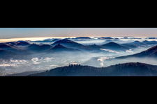 Panorama des Pfälzerwald mit Burg Trifels, Burgruinen Anebos und Scharfenberg über dem Queichtal aus Norden im Winter bei Schnee in Annweiler am Trifels im Bundesland Rheinland-Pfalz, Deutschland