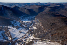 Gräfenhausen von Osten im Winter bei Schnee in Annweiler am Trifels im Bundesland Rheinland-Pfalz, Deutschland