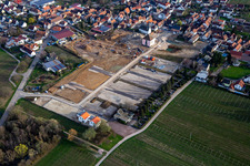 Neubaugebiet am ehemaligen Böchinger Schloss und Friedhof Böchingen im Bundesland Rheinland-Pfalz, Deutschland