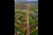 Luftaufnahme von Schneise durch den Pfälzerwald zur Neuerrichtung des Teilstücks der Trans-Europa-Naturgas-Pipeline (TENP-III von den Niederlanden in die Schweiz) auf 51 km Länge zwischen Mittelbrunn und Klingenmünster im Ortsteil Gossersweiler in Gossersweiler-Stein im Bundesland Rheinland-Pfalz, Deutschland