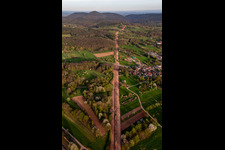 Schrägluftbild von Schneise durch den Pfälzerwald zur Neuerrichtung des Teilstücks der Trans-Europa-Naturgas-Pipeline (TENP-III von den Niederlanden in die Schweiz) auf 51 km Länge zwischen Mittelbrunn und Klingenmünster im Ortsteil Gossersweiler in Gossersweiler-Stein im Bundesland Rheinland-Pfalz, Deutschland