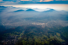 Abenddunst überm Odenwald in Gaggenau im Bundesland Baden-Württemberg, Deutschland