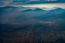 Luftbild von Abenddunst überm Odenwald in Gaggenau im Bundesland Baden-Württemberg, Deutschland