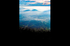 Abenddunst überm Odenwald im Ortsteil Michelbach in Gaggenau im Bundesland Baden-Württemberg, Deutschland