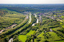Rie du Moulin, Eisenbahngleise, Saar und Canal des houillères de la Sarre in Sarreinsming im Bundesland Moselle, Frankreich