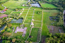 Europäischer Kulturpark Bliesbruck-Reinheim Informationszentrum mit   Römische Taverne ,  Gallo-römische Villa von Reinheim und   Keltscher Farm in Gersheim im Bundesland Saarland, Deutschland von oben