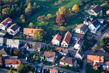 Schrägluftbild von Lange Straße im Ortsteil Schluttenbach in Ettlingen im Bundesland Baden-Württemberg, Deutschland