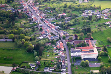 Luftbild von Rue Saint-Michel, Clos du chateau und École élémentaire publique in Neufgrange im Bundesland Moselle, Frankreich