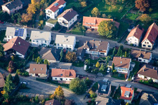 Lange Straße im Ortsteil Schluttenbach in Ettlingen im Bundesland Baden-Württemberg, Deutschland von oben gesehen