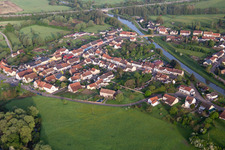 Rue des Mures und Canal des Houillères de la Sarre in Herbitzheim im Bundesland Bas-Rhin, Frankreich