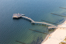 Koserower Seebrücke voin 2021, 279 m lang, Besonderheiten: - Glockenturm von Vineta  Sitzlandschaft für 150 Personen mit Sonnenuntergangskino  Kunstinstallation „Mann mit Glocke" Ausführung B&0 Ingenieure, Hamburg Heuvelman Ibis GmbH, Leer im Bundesland Mecklenburg-Vorpommern, Deutschland
