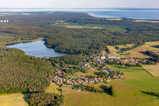 Ortschaft vor dem Wolgastsee in Korswandt im Bundesland Mecklenburg-Vorpommern, Deutschland