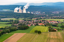 Dittelsdorf von Westen im Hintergrund der polnische Braunkohletagebau und -Kraftwerk Turów in Zittau im Bundesland Sachsen, Deutschland