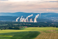 Dittelsdorf von Nordwesten im Hintergrund der polnische Braunkohletagebau und -Kraftwerk Turów in Zittau im Bundesland Sachsen, Deutschland