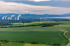 Windrad vor dem polnischen Braunkohletagebau und -Kraftwerk Turów im Ortsteil Schlegel in Zittau im Bundesland Sachsen, Deutschland