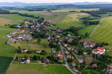Dorfstraße von Norden im Ortsteil Dittersbach in Bernstadt a. d. Eigen im Bundesland Sachsen, Deutschland