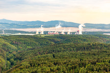 Braunkohletagebau "PGE Górnictwo i Energetyka Konwencjonalna Oddział Kopalnia Węgla Brunatnego Turów" und Kraftwerk Turów von Norden in Bogatynia im Bundesland Niederschlesien, Polen