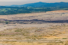 Braunkohletagebau "PGE Górnictwo i Energetyka Konwencjonalna Oddział Kopalnia Węgla Brunatnego Turów" von Westen im Ortsteil Rybarzowice in Opolno-Zdrój im Bundesland Niederschlesien, Polen