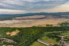 Braunkohletagebau "PGE Górnictwo i Energetyka Konwencjonalna Oddział Kopalnia Węgla Brunatnego Turów" von Nordwesten in Bogatynia im Bundesland Niederschlesien, Polen