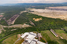 Luftbild von Kohlehalden am Braunkohletagebau "PGE Górnictwo i Energetyka Konwencjonalna Oddział Kopalnia Węgla Brunatnego Turów" in Bogatynia im Bundesland Niederschlesien, Polen