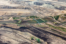Luftbild von Förderbänder im Braunkohletagebau "PGE Górnictwo i Energetyka Konwencjonalna Oddział Kopalnia Węgla Brunatnego Turów" in Opolno-Zdrój im Bundesland Niederschlesien, Polen