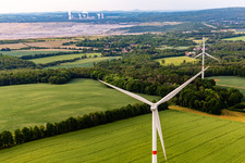 Tschechischer Windpark Wetzwalde (Větrný park Václavice) vor dem polnischen Braunkohletagebau Kopalnia Węgla Brunatnego Turów in Hrádek nad Nisou im Bundesland Liberecký kraj, Tschechien